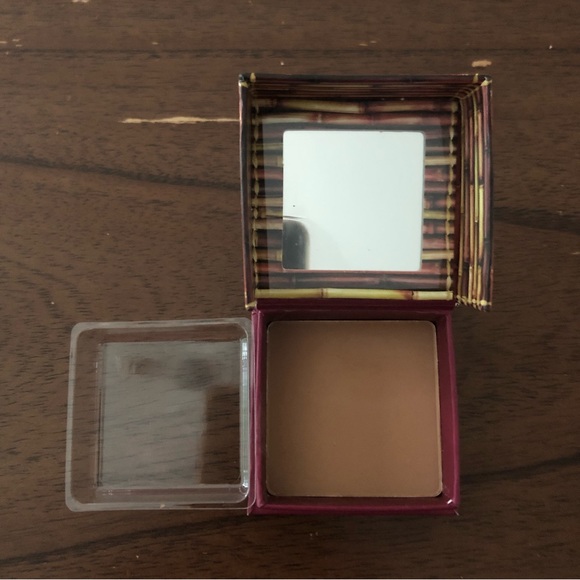 Benefit Hoola Matte Powder Bronzer color caramel - Picture 2 of 3